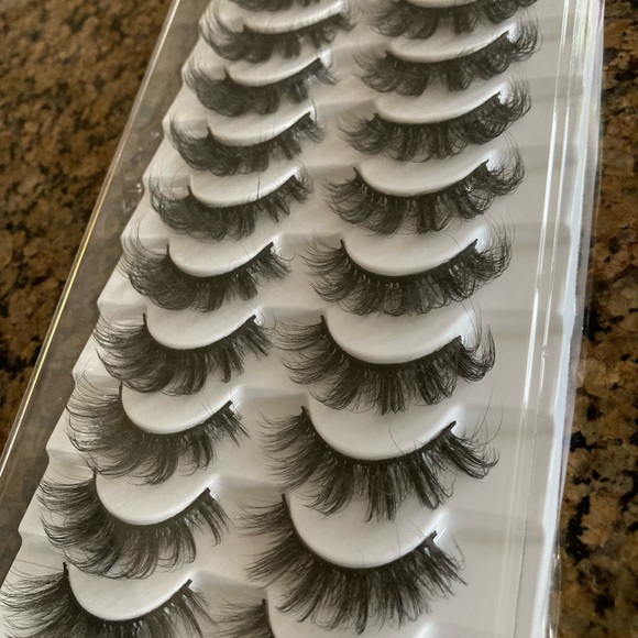 False lashes - Picture 2 of 3